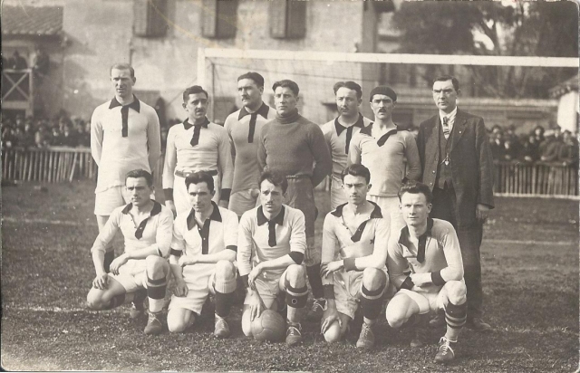 Dans cette équipe de 1925-1926, 3 Britanniques: Sheldon et Adams (debout, aux deux extrémités), et Thompson (2e à gauche au premier rang).